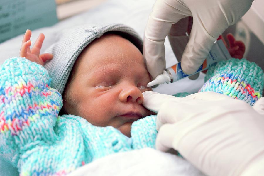 Ini Manfaat Salep Mata Bayi Baru Lahir yang Aman Digunakan Si Kecil