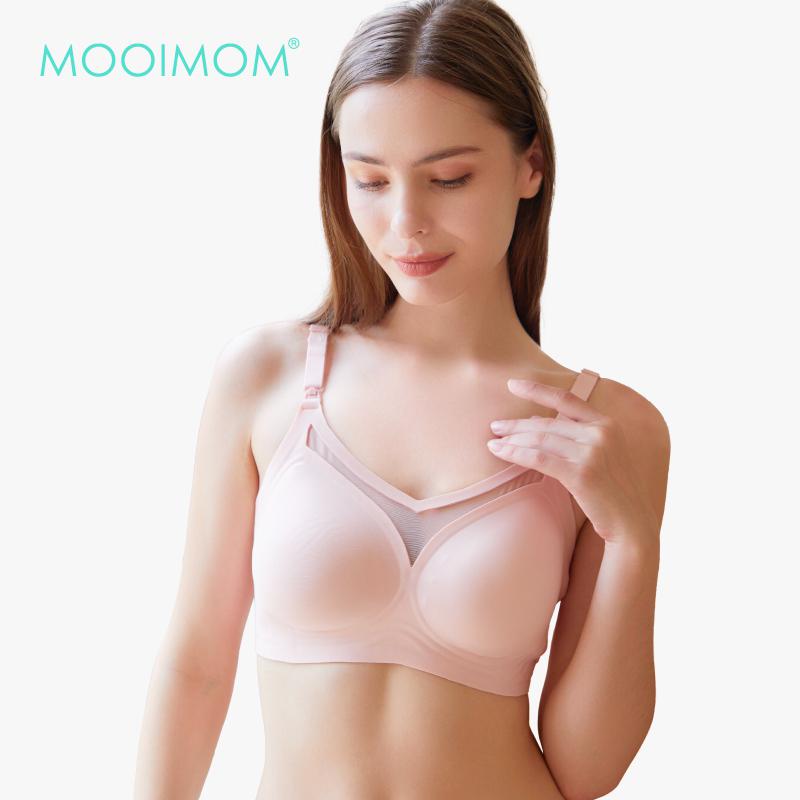 Ditambah ukuran wanita mengenakan pakaian dalam bra — Stok Foto